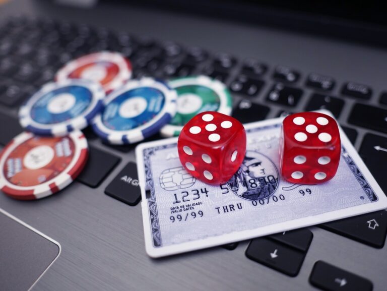 How do random number generators (RNGs) ensure fairness in online slots?